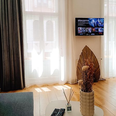 Fly Residence Arad Bagian luar foto