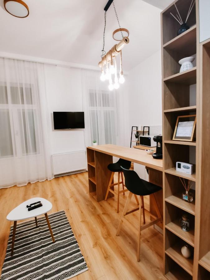 Fly Residence Arad Bagian luar foto