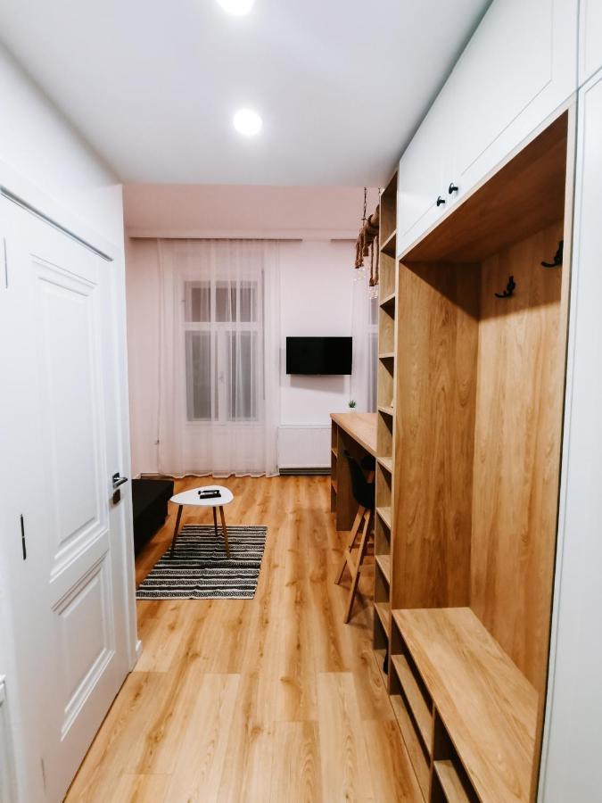 Fly Residence Arad Bagian luar foto