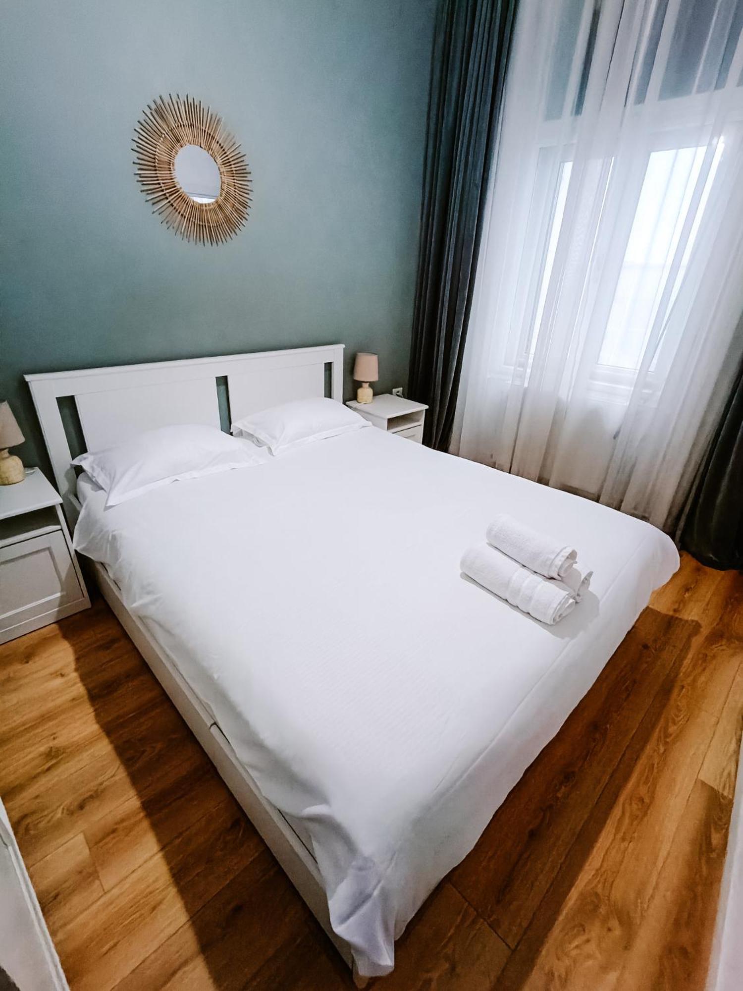 Fly Residence Arad Bagian luar foto