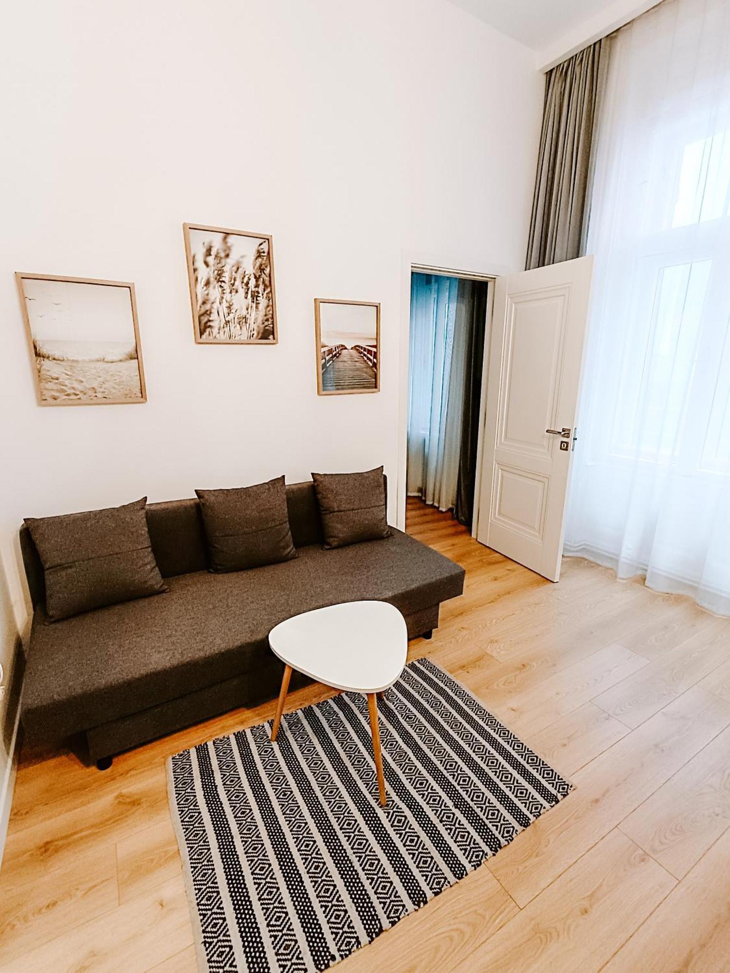 Fly Residence Arad Bagian luar foto