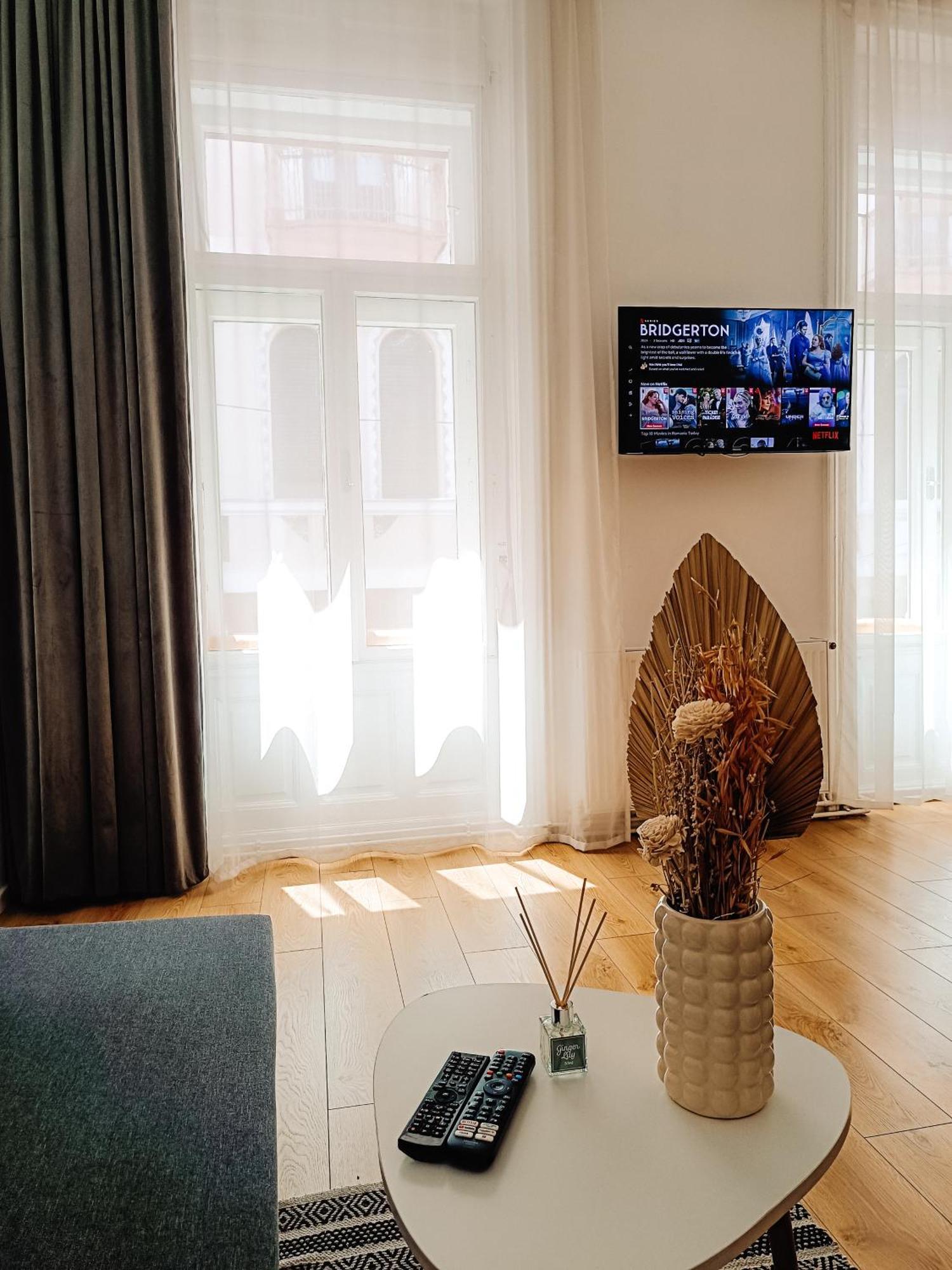 Fly Residence Arad Bagian luar foto
